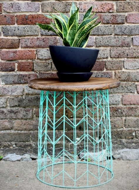 Basket Side Table, Diy Wire Basket, Diy Patio Ideas, Spray Paint Projects, Diy Spray Paint, Store Hacks, Dollar Store Hacks, Diy Sprays, Diy Outdoor Decor