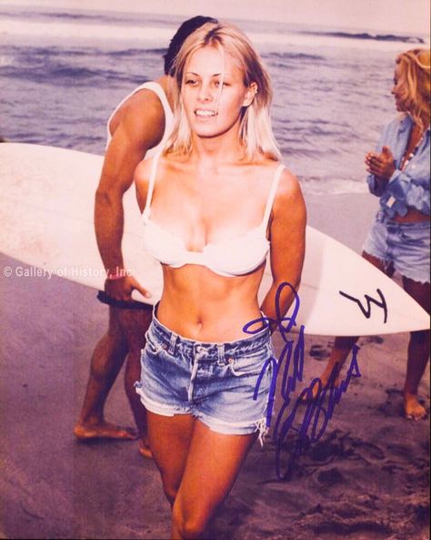 Nicole Eggert Charles In Charge, Nicole Eggert Baywatch, Nicole Eggert, Baywatch, Woman Crush, Sports Bra, Actresses, Crop Tops, Bra