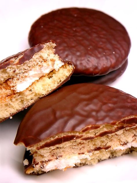 12 Korean Sweets That Will Make You Drool Lotte Choco Pie, Korean Sweets, Best Korean Food, South Korean Food, Choco Pie, Korean Dessert, Asian Snacks, Popular Snacks, Korean Street Food