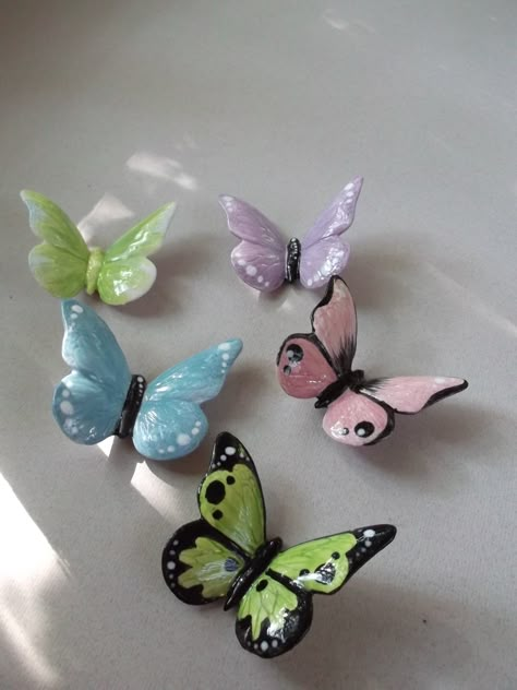 Clay Crafts Butterfly, Ceramic Butterfly Sculpture, Butterfly Sculpture Clay, Butterfly Ceramics Ideas, Diy Clay Butterfly, Butterfly Clay Ideas, Butterfly Ceramic Art, Ceramic Butterfly Pottery, Butterfly Pottery Painting Ideas