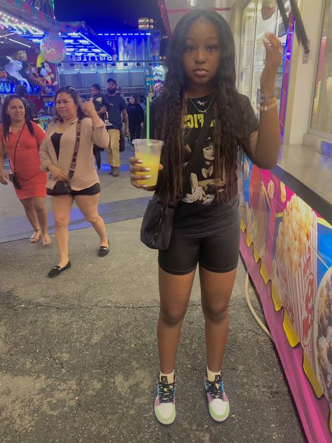 Outfits For Carnival Fair, Outfit Ideas For Fair Date, Fairground Outfit Ideas, 6 Flags Outfit, Six Flags Outfit Ideas, Carnival Date Outfit, Fair Outfit Ideas Carnival Summer, Fair Outfits Black Women, Fair Outfit Ideas Carnival