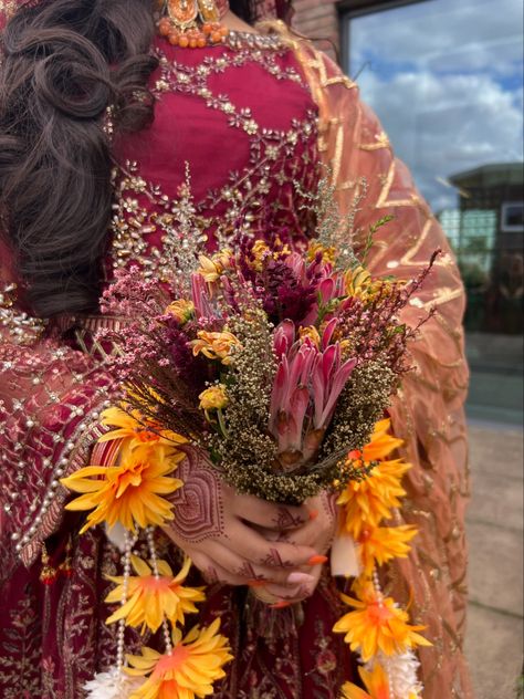 #bengaliwedding #bengalibride #mendhi #bouquetofflowers #purpleaesthetics Mehendi Bride, Bengali Bride, Bengali Wedding, Desi Wedding, Flowers Bouquet, Desi, Purple, Flowers, Quick Saves