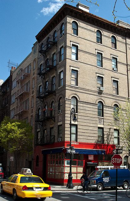 "Friends" building, New York. Corner of Grove & Bedford St. Friends Building, New York Friends Tv Show, New York Neighborhood Aesthetic, Friends Building New York, New York Friends Locations, The Corner Bookstore Nyc, New York Drawing, Friends Apartment, Hiking Club