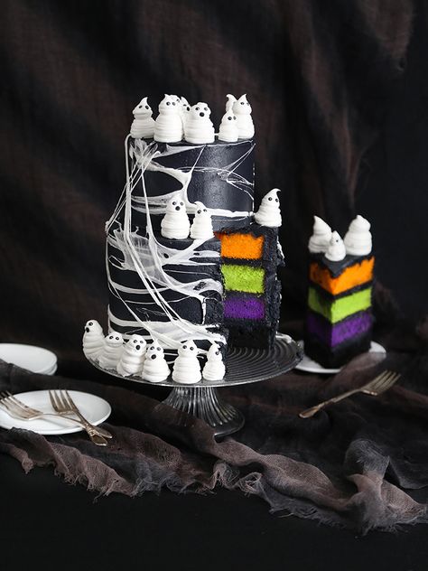 Edible Cobwebs, Cobweb Cake, Marshmallow Web, Halloween Cake Recipes, Halloween Torte, Pasteles Halloween, Scary Cakes, Spooky Cake, Dessert Halloween