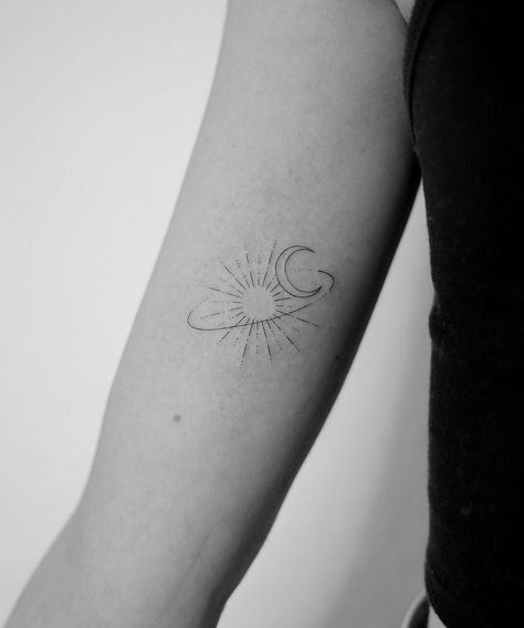 The Sun Tattoo, Sun Moon Tattoo, Eclipse Tattoo, Tattoo Sonne, Luna Tattoo, Tattoo Sun, Mum Tattoo, Colour Tattoo For Women, Name Tattoos For Moms