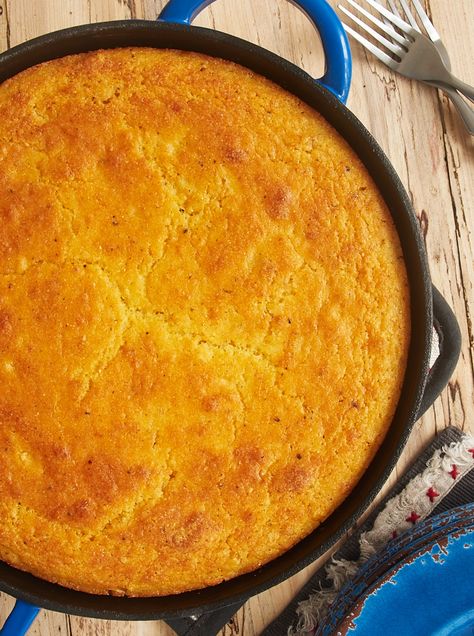 This quick and easy Sour Cream Corn Bread is a great companion to so many of your favorite dinners! - Bake or Break ~ http://www.bakeorbreak.com Sour Cream Corn, Cream Corn Bread, Sour Cream Cornbread, Creamed Corn Cornbread, Cornmeal Recipes, Cream Corn, Cream Cheese Pie, Chocolate Sheet Cake, Nice Recipes