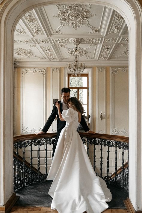 Dramatic Wedding Portraits, Estate Wedding Photos, Winter Wedding Photos Bridal Party, Old Money Wedding Pictures, Regal Wedding Photos, Cathedral Wedding Photos, Castle Wedding Photos, European Wedding Aesthetic, Royal Wedding Aesthetic