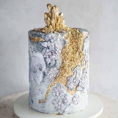 How to make a fondant stone texture on cake that really looks like stone! Plus how to make a beautiful gold geode decoration with edible gold crystal topper! Rustic stone textures on cakes are so trendy right now and the perfect look for a rustic wedding cake. Texture Cake, Textured Cake, Texture Tutorial, Textured Buttercream, Sugar Geek, Fondant Art, Cake Techniques, Fondant Techniques, Cakes To Make