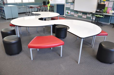 There's many a fun formation to be had with our  Kidney Tables. Topped with a Whiteboard surface, there is plenty of space for students to collaborate and work through mind-mapping and brainstorming. Round Table Classroom Setup, Classroom Kidney Table Set Up, Classroom Round Table Arrangement, Kidney Table Classroom Setup, Teacher Desk Kidney Table, Teacher Kidney Table Desk, Whiteboard Table, Classroom Desk Arrangement, Preschool Tables