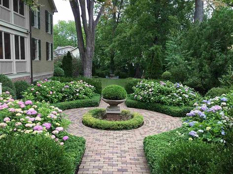 Aesthetic Garden Ideas, Alabama Homes, French Garden Design, Farmhouse Landscape, Ideas Garden Design, Colonial Garden, Parterre Garden, Boxwood Garden, English Garden Design