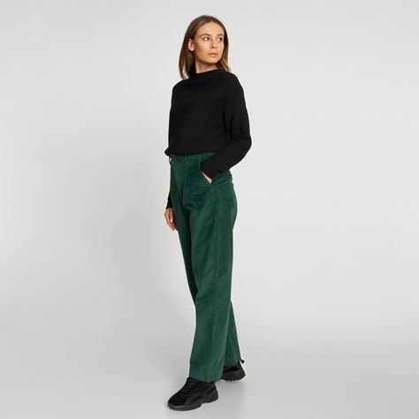 Wide Pants Outfit, Outfit Pantalon, Corduroy Pants Outfit, Green Pants Outfit, Dark Green Pants, Blouse Pants, Swimwear Dress, Green Pants, Wide Pants