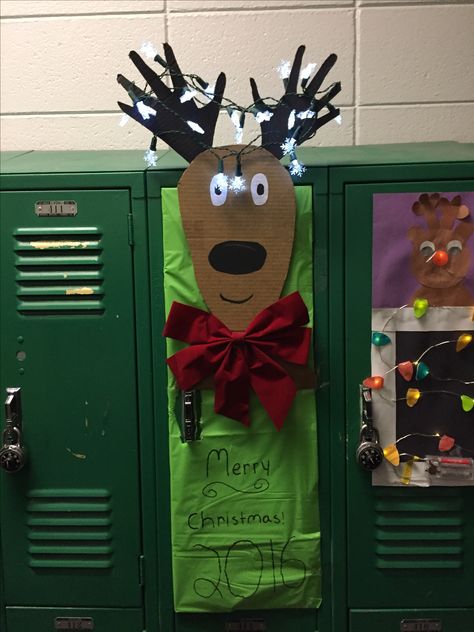 Christmas Locker Decorations Schools, Locker Christmas Decorations, Christmas Locker Decorations, Locker Decorations Diy, Volleyball Locker Decorations, School Locker Decorations, Diy Locker, Diy Christmas Door, Locker Decorations