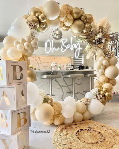 Unique Gender Reveal Party Ideas, Creative Gender Reveals, Gender Reveal Unique, Fun Baby Announcement, Grandmother Birthday, Gender Reveal Ideas, Baby Shower Deco, Magic Party, Unisex Baby Shower