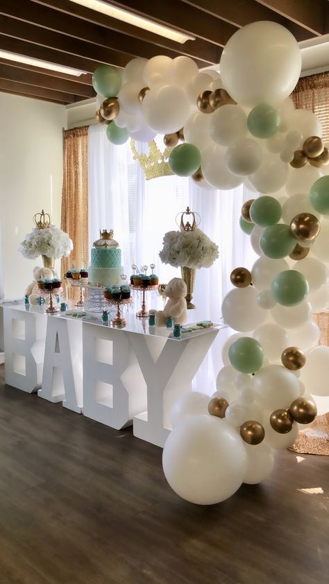 King Baby Shower Theme, Royalty Baby Shower, Prince Baby Shower Theme, White Baby Showers, Party Dessert Table, Green Baby Shower, Prince Baby Shower, King Birthday, Baby Shoot