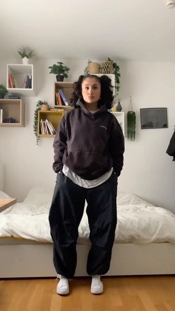 Jogger Outfit, High School Fashion, Sweatpants Outfit, Joggers Outfit, Baggy Clothes, Winter Fits, Streetwear Fashion Women, Pinterest Outfits, Streetwear Outfits