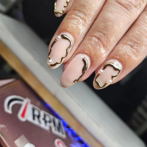 3D gold chrome with pearls - Nails by Delilah - - #nailsofig#3dchrome#ignailtech#chicagonailtech#nailtech#artsynails#ignailtech 3d Chrome Nails, Pearls Nails, 3d Chrome, Chrome Nails Designs, Pearl Nails, Gold Chrome, Chrome Nails, 3d Nails, Nail Ideas