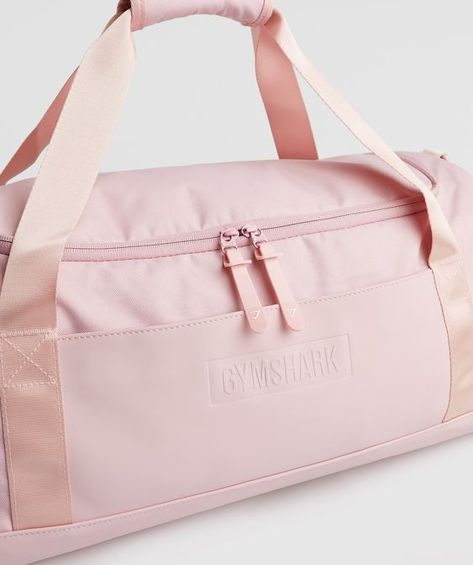 Gym Bag Pink, Gym Bag Outfit, Workout Bag Essentials, Pink Gym Bag, Cute Gym Bag, Small Gym Bag, Gymshark Workout, Bday Wishlist, Pink Gym