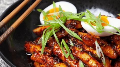 Street-Style Tteokbokki Recipe Korean Tteokbokki, Street Food At Home, Home Korean, Tteokbokki Recipe, Munchies Recipes, Korean Rice Cake, Korean Street Food Recipes, Korean Rice, Food At Home