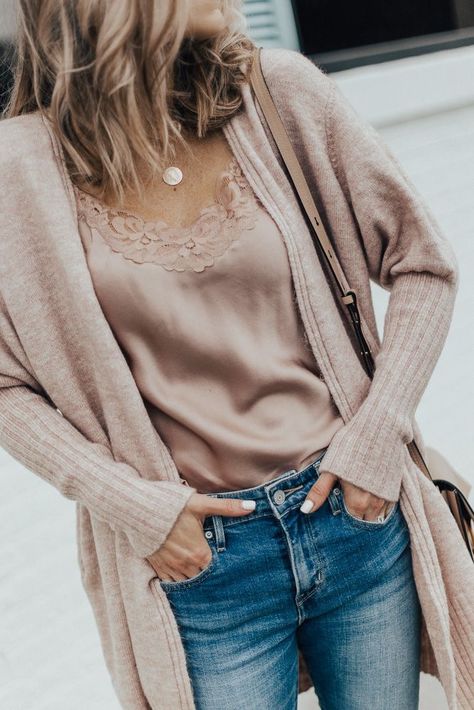 Fall Outfit: Cozy Cardi, Sweet & Spark Pink Silk Lace Cami and Distressed Denim | Cella Jane Outfits Quiz, Fashion 40s, Fashion Headbands, 90s Outfits, Summer 90s, Easy Fashion, Perfect Fall Outfit, Fashion Articles, Mode Casual