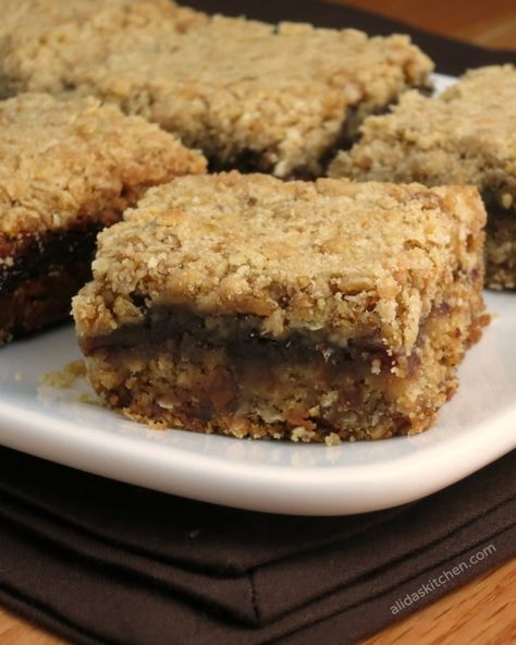 Homemade Fig Newtons, Fig Newtons, Date Squares, Fig Bars, Date Bars, Date Recipes, Dessert Aux Fruits, Oatmeal Bars, Dessert Bars