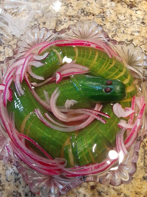 Halloween cucumber snake salad Halloween Cucumber, Cucumber Snake, Halloween Food, Pasta Salad, Food Art, Cucumber, Condiments, Salad, Halloween