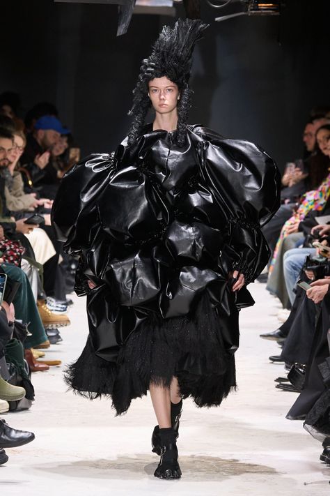 Comme Des Garcons Runway, Dramatic Clothes, Rei Kawakubo Comme Des Garcons, Punk Street Style, Paris Fashion Week Runway, Ski Fashion, Fall Winter 2024, Mens Accessories Fashion, Winter 2024