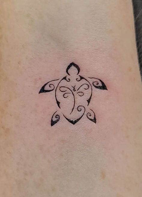 A delicate little memorial turtle, done by @thistlekae in simple linework! Matching Turtle Tattoos, Tiny Turtle Tattoo, Small Bff Tattoos, Small Turtle Tattoo, Tortoise Tattoo, Turtle Tattoos, Matching Friend Tattoos, Turtle Tattoo Designs, Small Turtle