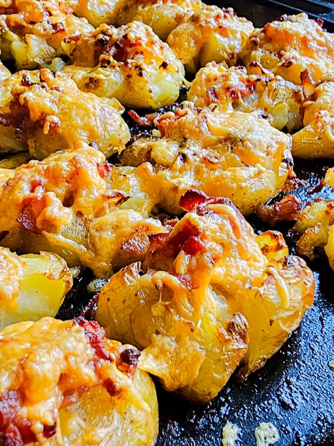 Smashed Baby Potatoes, Smashed Potatoes Baked, Roasted Tomato Recipes, Crunchy Baby, Making Roast Potatoes, Salmon Pasta Recipes, Best Roast Potatoes, Smashed Potatoes Recipe, Crispy Smashed Potatoes