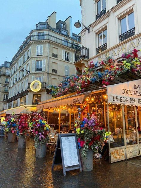 Europe Spring Aesthetic, Cute Places, Seine River, Iconic Art, The Seine, Nothing But Flowers, Pretty Landscapes, Voyage Europe, Paris Photo