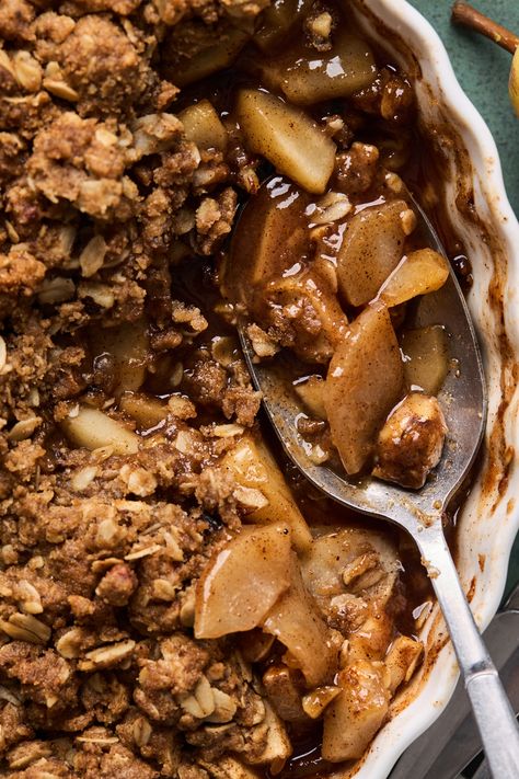 Pear Crumble Recipe, Pear Crumble, Canned Pears, Pumpkin Bundt Cake, Comfort Desserts, Csa Recipes, Sliced Pears, Spiced Pear, Crumble Recipe