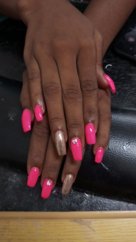 Pink Acrylic Nails With Accent Nail, Hot Pink Nails With Gold, Pink Nails Medium Length, Pink Nails Medium, Hot Pink And Gold Nails, Gold Accent Nails, Hoco Nails, Nails Medium Length, Nails Colors