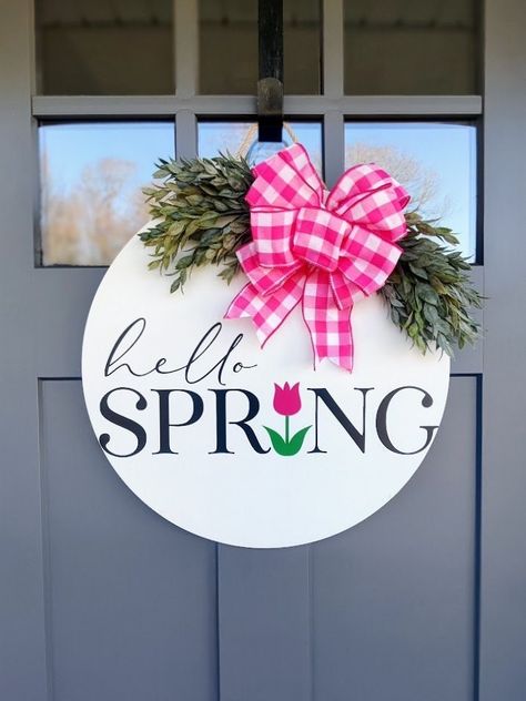 Spring Door Signs Diy, Welcome Spring Sign, Round Wooden Door Hangers Spring, Cute Door Signs Spring, Spring Door Hangers Wooden, Outdoor Wreaths On House, Spring Round Wood Signs, Hello Spring Door Hanger, Spring Door Signs