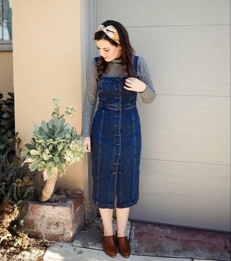 Everyday denim dress Denim Jumper Dress Outfit, Classy Modest Fashion, Denim Overall Dress Outfit, Jw Outfits, Jumper Dress Outfit, Pretty Dresses Casual, Denim Jumper Dress, Church Outfit, Western Wear Outfits