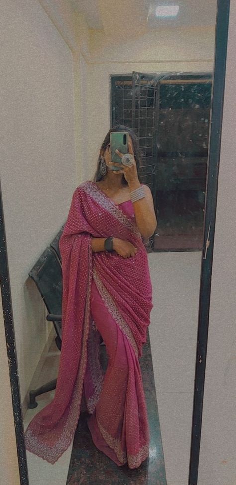 Saree Mirror Poses, Saree Mirror Selfie Poses, Saree Snap, Mirror Pose, Bear Drawings, Dark Beauty Photography, Saree Wearing, Desi Outfits, Beautiful Eyes Pics