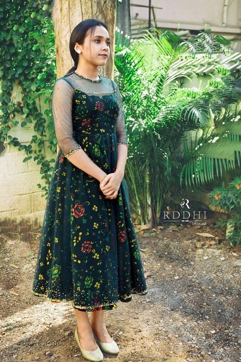 Stylish Frocks, Chifon Dress, Frocks And Gowns, Simple Frock Design, Gown Party Wear, Long Gown Design, Simple Frocks, Churidar Designs, Simple Kurta Designs