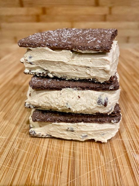 Skinny Frozen Yogurt Sandwiches - FrugElegance Frozen Yogurt Sandwiches, Ww 2023, Frozen Yogurt Recipes, Yogurt Dessert, Sugar Free Baking, Weight Watchers Recipes Desserts, Frozen Ice, Chocolate Graham Crackers, Ww Desserts