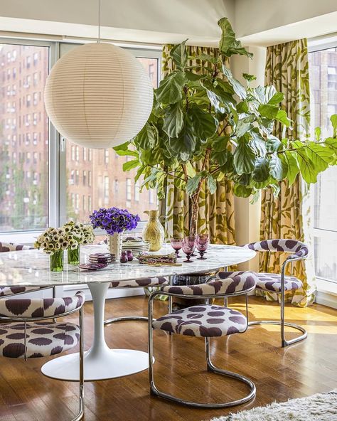 ELLE Decor on Instagram: “A light-filled dining room with a dash of bold patterns and a hint of greenery, as seen in @christinajuarezandco's New York apartment. The…” Posh Pennies, Saarinen Tulip Table, Barbiecore Aesthetic, Saarinen Dining Table, Academia Room, Modern Style Decor, Monochrome Interior, Tulip Table, Traditional Interior Design