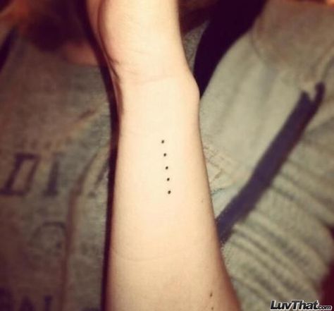 five dots minimalist wrist tattoo Dotted Tattoo, Wrist Tattoos Girls, Wörter Tattoos, Tattoo On Wrist, Tiny Wrist Tattoos, Dot Tattoos, Tasteful Tattoos, Wrist Tattoos For Women, Ink Master