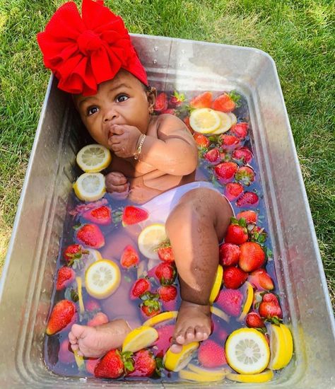 Babyshoot Ideas, Baby Milk Bath, Lemon Bath, Baby Birthday Photoshoot, Mommy And Baby Pictures, Planning Pregnancy, Strawberry Baby, Cute Black Babies, Newborn Baby Photoshoot