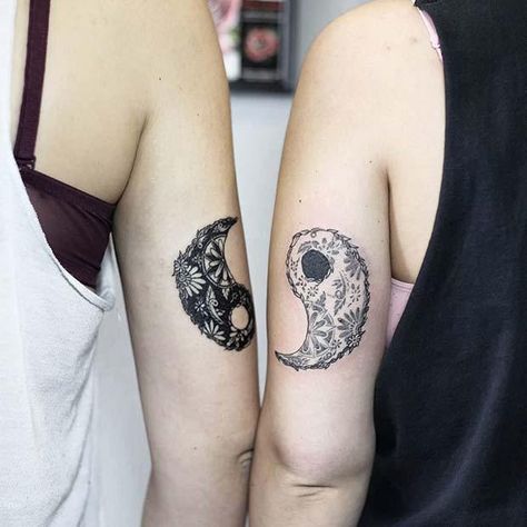 Galaxy Couple Tattoo, Tattoo Duo, Tattoo Amigas, Duo Tattoo, Cute Best Friend Tattoos, Yin Yang Tattoo, Twin Tattoos, Matching Friend Tattoos, Small Matching Tattoos