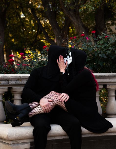 Couple Halloween Poses, Witch Couple Costume Halloween, Ghost Face Costume Couple, Scream Couple Pictures, Scream Photoshoot Couple, Ghost Face Couples Photoshoot, Couple Ghostface Photoshoot, Ghostface Couple Photoshoot, Ghostface Couple Pics