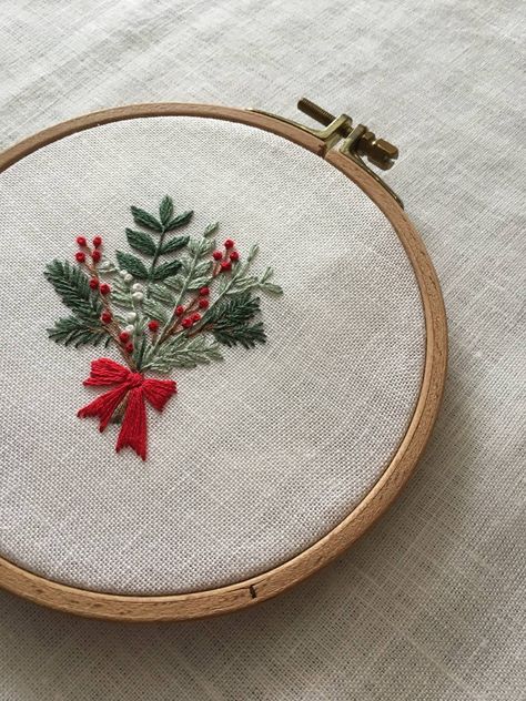 Embroidery Pattern, winter bouquete Holly Embroidery Pattern, Winter Embroidery Designs, Simple Christmas Embroidery, Embroidery Christmas Patterns, Winter Embroidery Patterns, Winter Hand Embroidery, Poinsettia Embroidery, Christmas Stall Ideas, Holly Embroidery