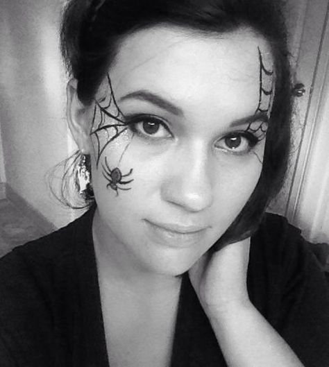 Halloween spiderweb face paint Easy Spiderweb Makeup, Spider Makeup Easy, Spiderweb Face Paint, Simple Witch Makeup, Halloween Spider Makeup, Spider Outfit, Witch Face Paint, Spider Face Painting, Diy Scarecrow Costume