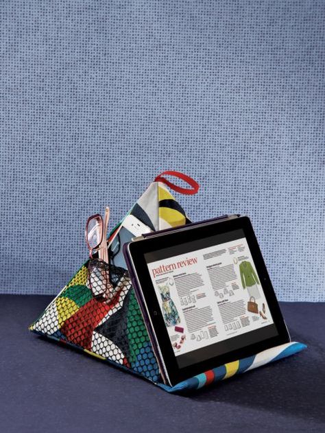 This crafty project from Threads #179 (June/July 2015) is easy to make and has a ton of possible uses.Rest a book, tablet, e-reader, or favorite sewing magazine at the perfect angle on this pyramid-shaped pillow. This easy-to-sew project is the smart way to achieve comfort while reading or watching videos-in bed, next to your sewing machine, or anywhere you need a prop for a book or device. Tablet Pillow, Tote Bag Pattern Free, Sewing Cushions, Sew Projects, Simple Sewing, Sewing Magazines, Upcycling Ideas, Beginner Sewing Projects Easy, Sewing Pillows