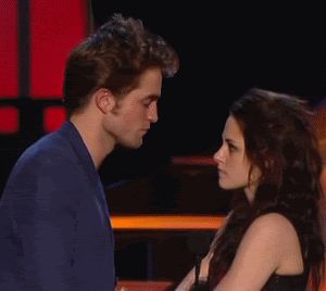 Robert Pattinson Kiss, Robsten Gif, Kristen Stewart Kiss, Kristen Stewart And Robert Pattinson, Kristen And Robert, Twilight Memes, Twilight Cast, Robert Pattinson And Kristen, Twilight Edward