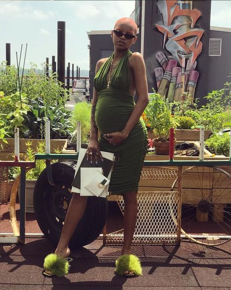 See the Coolest Maternity Style Inspo Here | Who What Wear UK Slick Woods, Best Maternity Jeans, Pregnancy Tattoo, Pregnancy Gender Reveal, Cropped Biker Jacket, Pregnancy Looks, Bump Style, Maternity Coat, Maternity Style