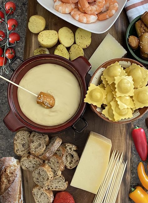 Date Night Platter, Fondue Birthday Party, Fondue Dinner Party Table, Valentines Fondue, Fondue Night At Home, Fondue Date Night At Home, Raclette Aesthetic, Fondue Aesthetic, Fondue Platter