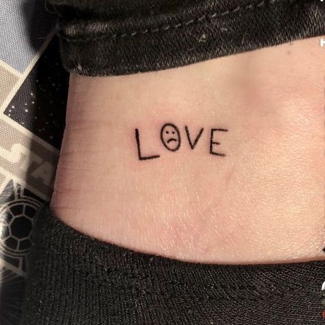 Tato Grunge, Marie Tattoo, Stick Poke Tattoo, Small Tattoos With Meaning, Love Tattoo, Temp Tattoo, Cool Small Tattoos, Small Tattoos For Guys, Lip Tattoos