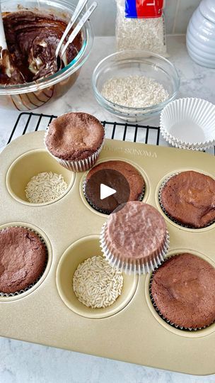 14K views · 877 reactions | Ever have that greasy film on the bottom of your cupcake liners? There’s a fix for that!

Before filling, line the bottom of your muffin tin with uncooked rice. Fill the cupcake liners and bake as you normally would. The rice absorbs the grease and your cupcakes will come out with perfectly dry liners!

#bakinghacks #bakingtips #baking #cupcakes | Alexis Grabel | Cooking + Baking | whatalexiscooked · Original audio The Grease, Filled Cupcakes, Baking Cupcakes, Cupcake Liners, Muffin Tin, Desert Recipes, Baking Tips, Cupcakes Decoration, Food Hacks