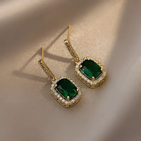 Where elegance meets everyday wear ⭐️ Shop at : www.zargarie.com #jewel #stainlesssteeljewelry #jewelry #zargarie #newera #newlaunch #trendy #jewelerylover #tarnishfreejewelry #zargariejewels #affordablejewelry #reels #bracelets #goldjewellery Emerald Earrings Drop, Inexpensive Jewelry, Emerald Earrings Studs, Green Pendants, Vintage Style Earrings, Alloy Earrings, Square Earrings Studs, Art Deco Earrings, Green Crystal